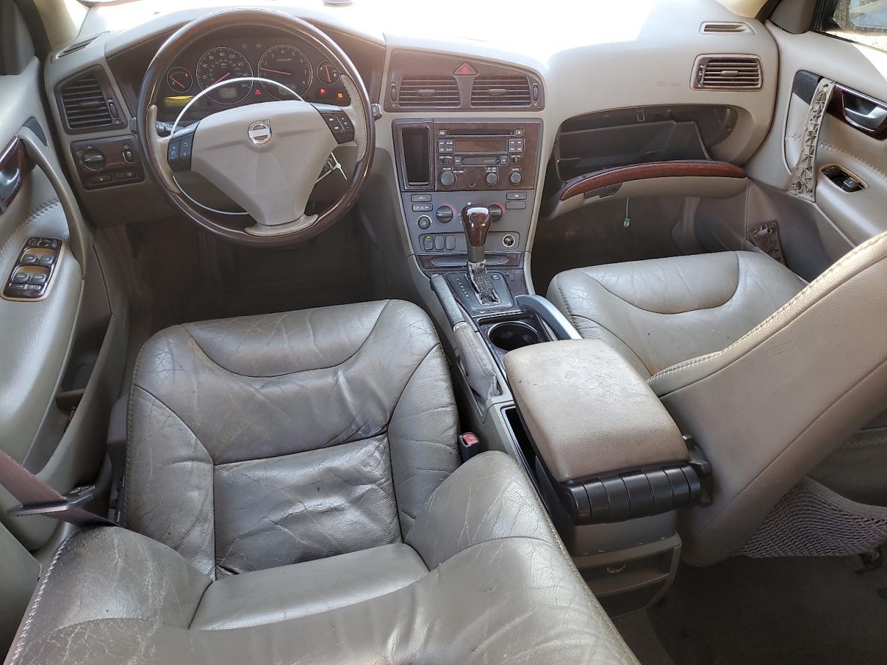 2001 VOLVO V70
