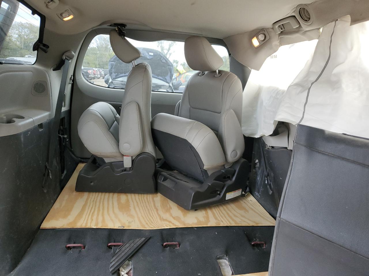 2015 TOYOTA SIENNA