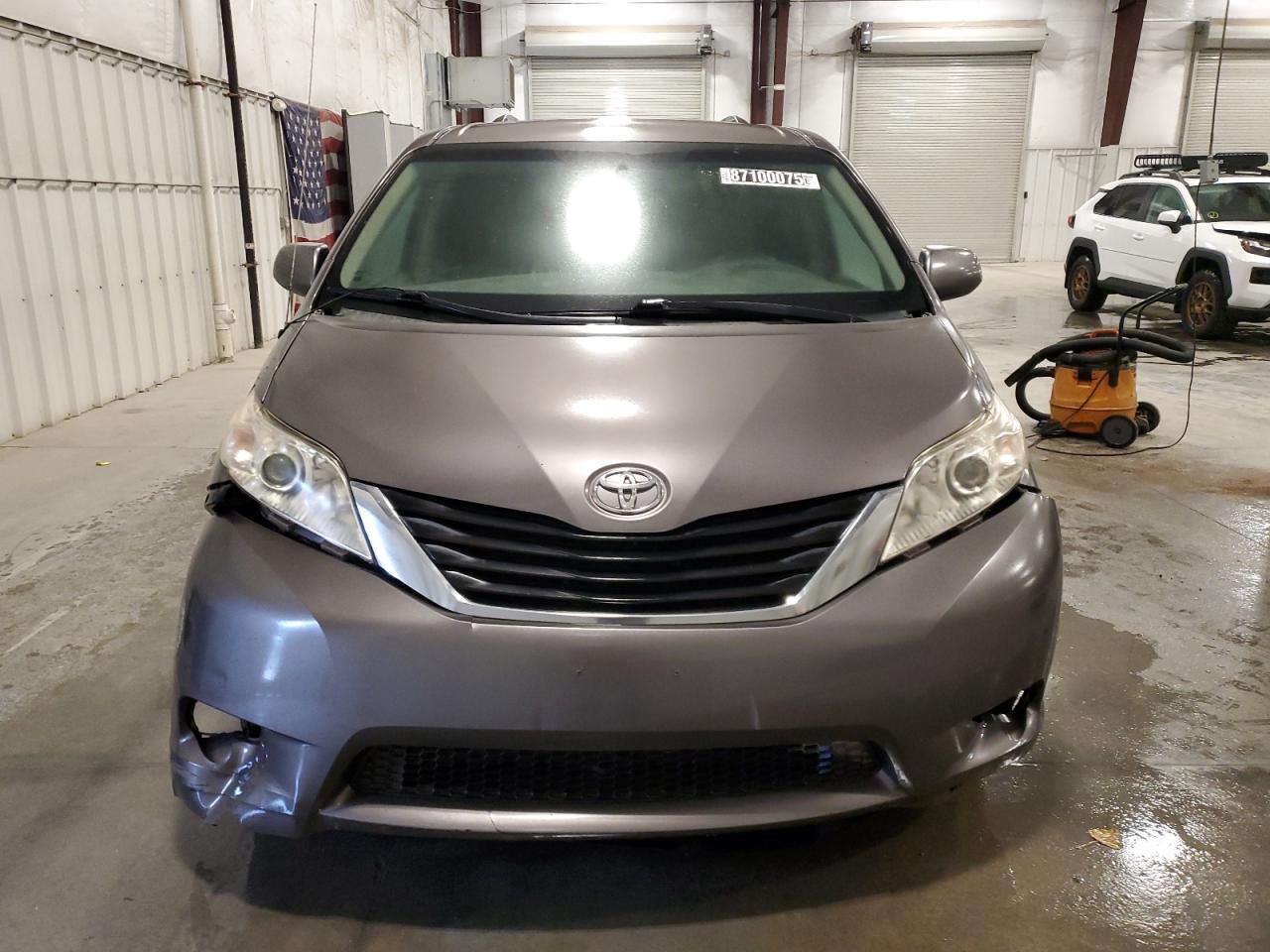 2011 TOYOTA SIENNA