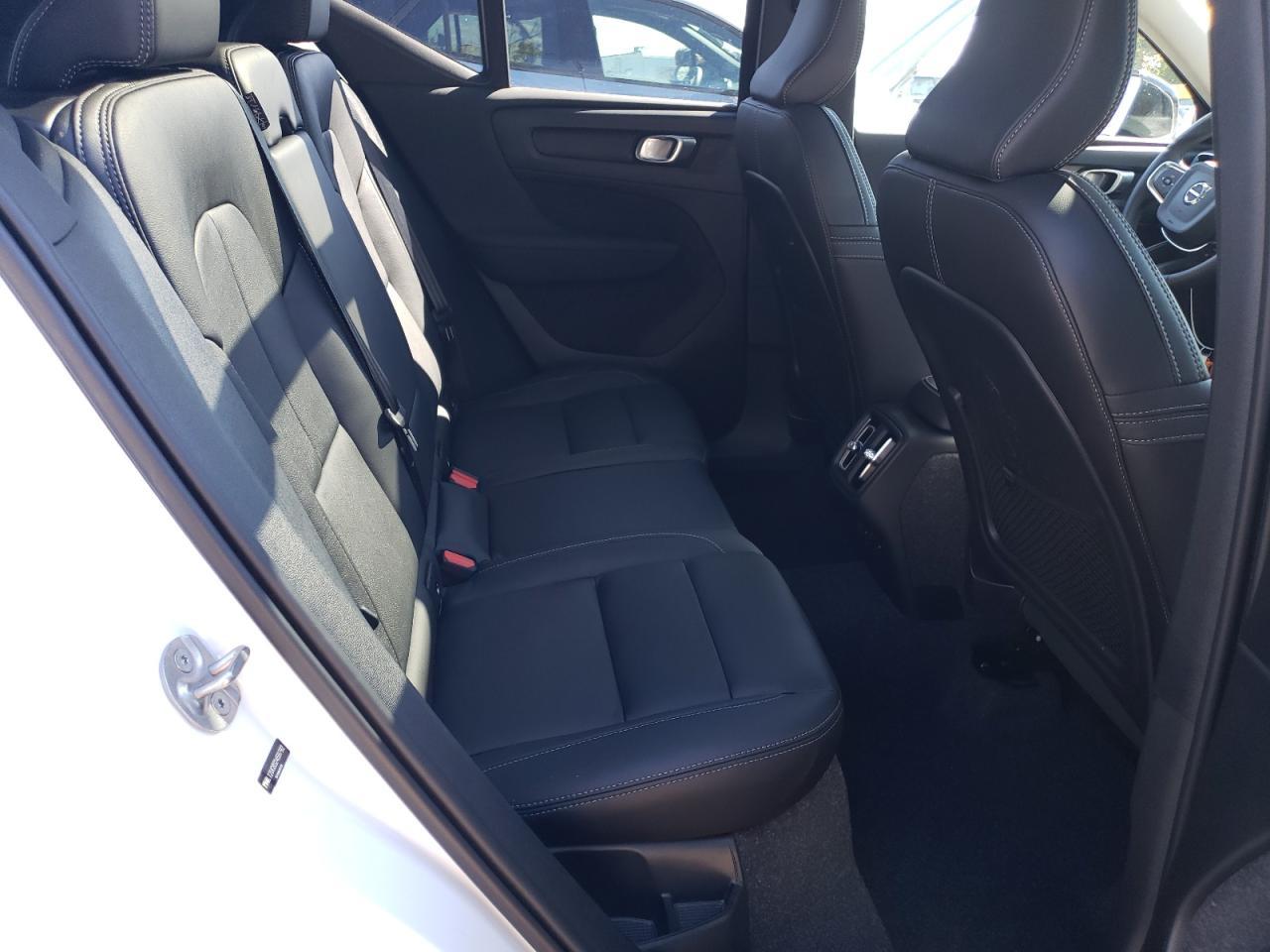 2025 VOLVO XC40