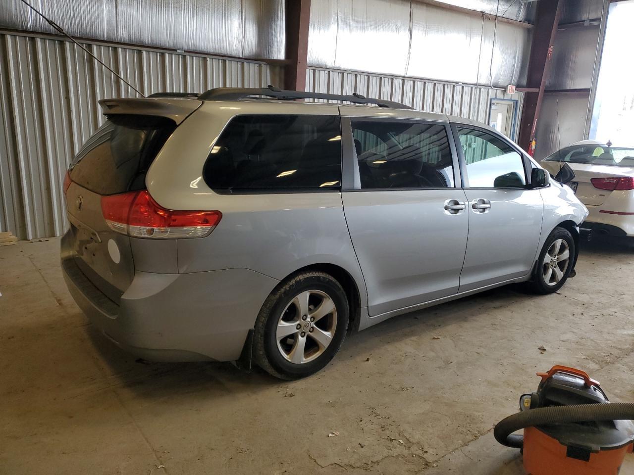 2011 TOYOTA SIENNA