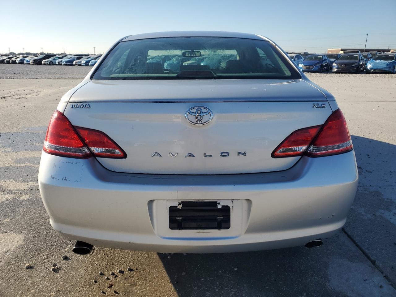 2005 TOYOTA Avalon