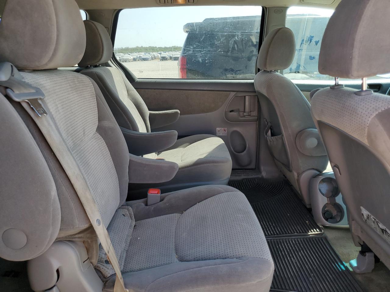 2010 TOYOTA SIENNA