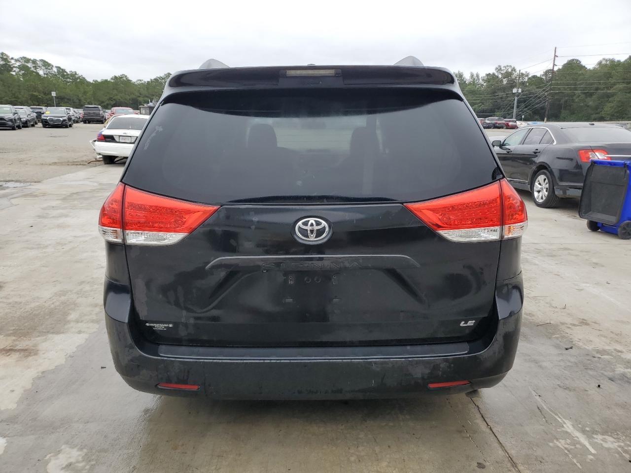 2011 TOYOTA SIENNA
