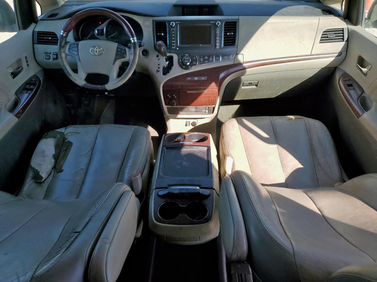 2011 TOYOTA SIENNA