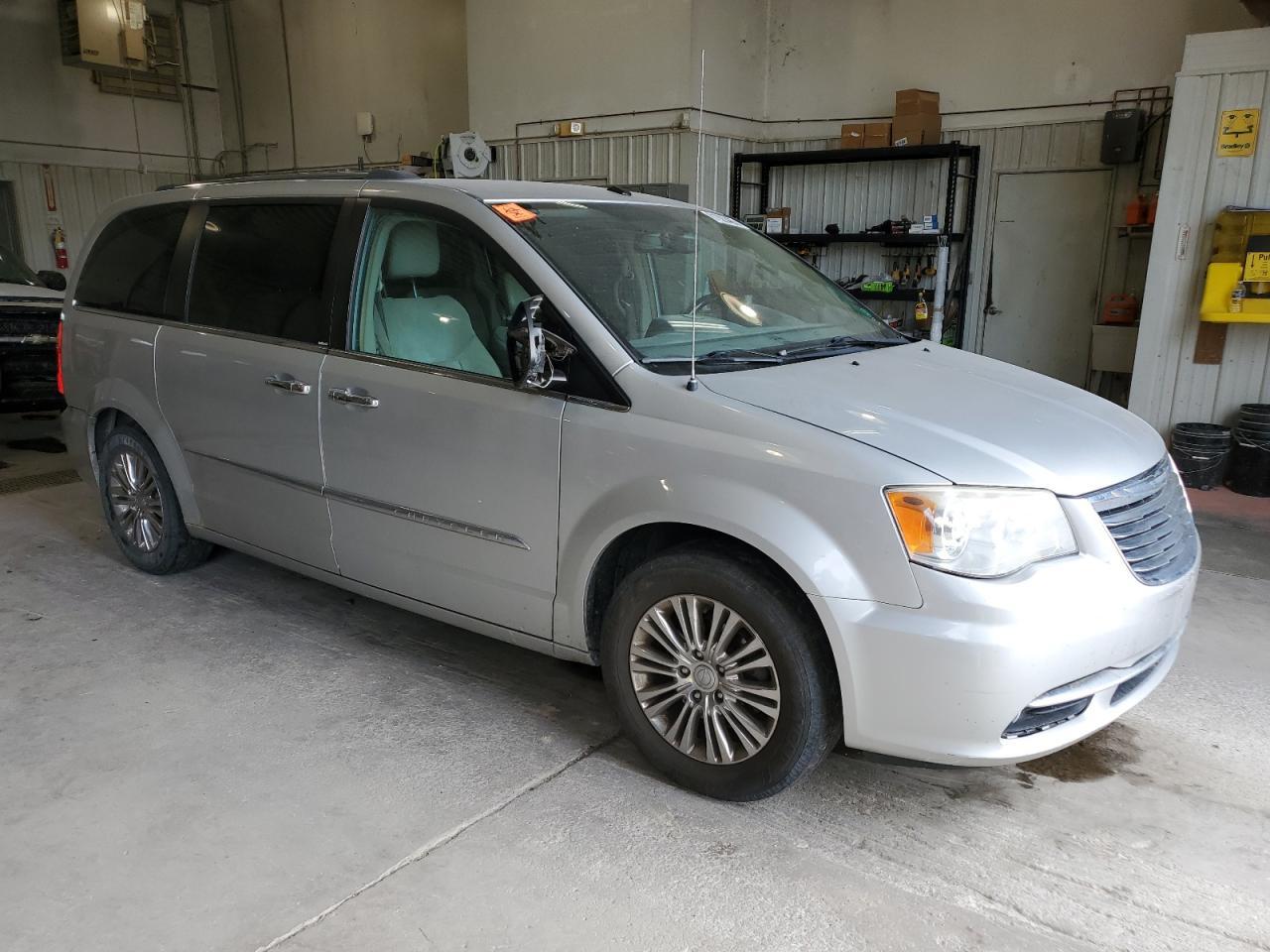 2011 CHRYSLER Town & Country
