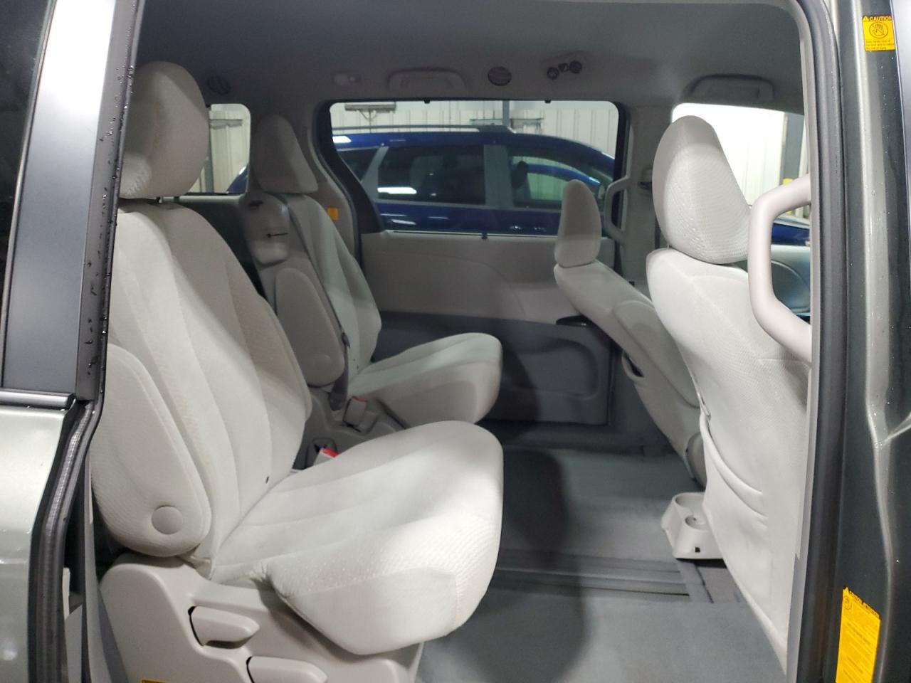 2011 TOYOTA SIENNA