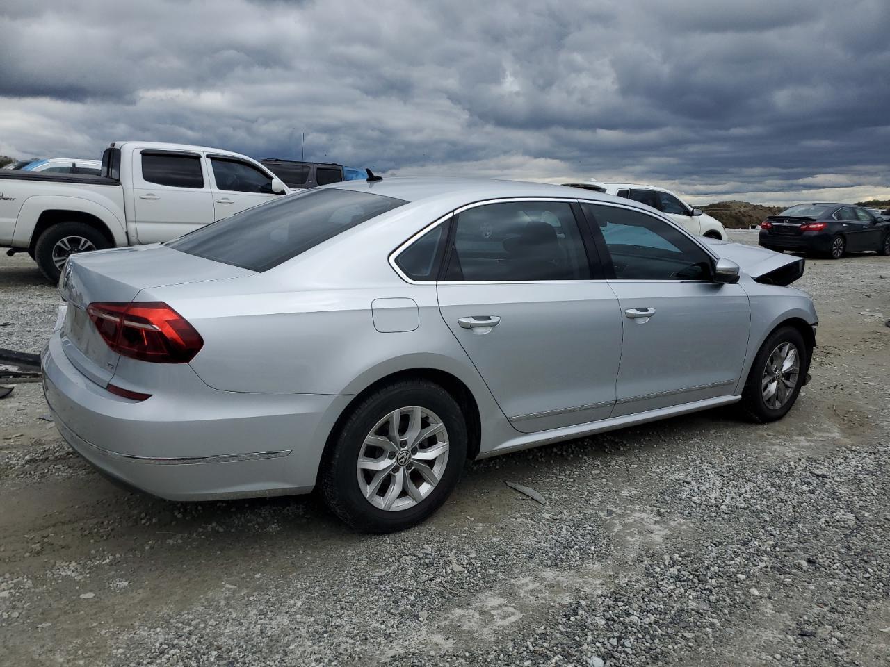 2017 VOLKSWAGEN Passat