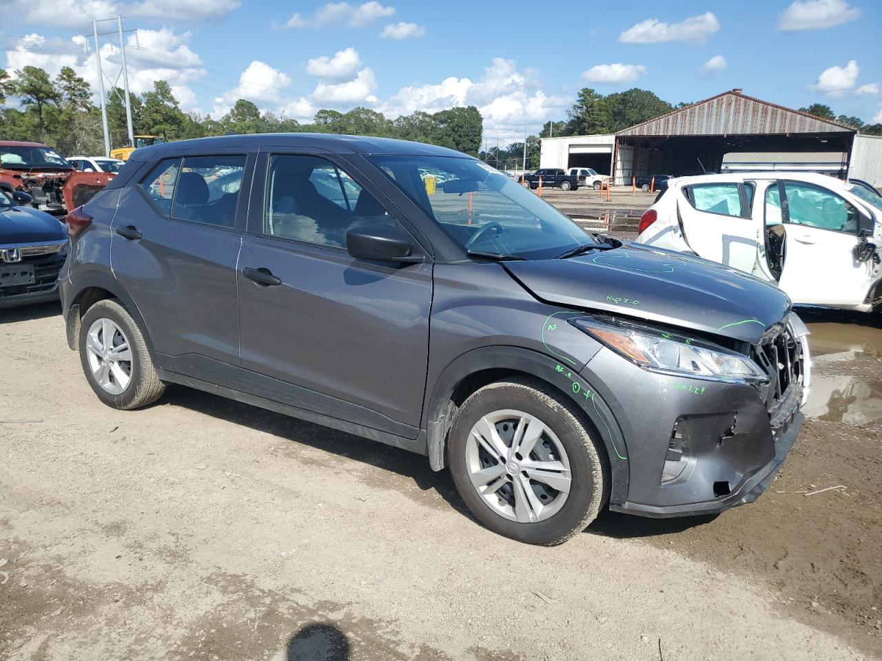 2024 NISSAN KICKS