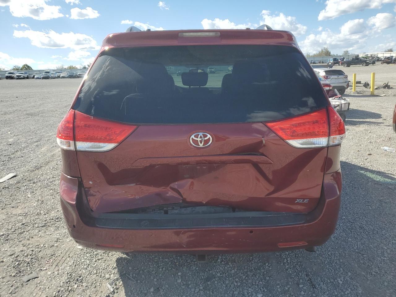 2012 TOYOTA SIENNA