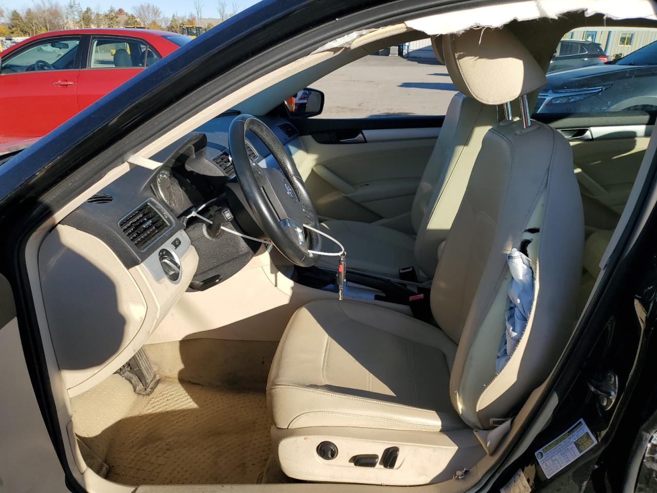 2012 VOLKSWAGEN Passat