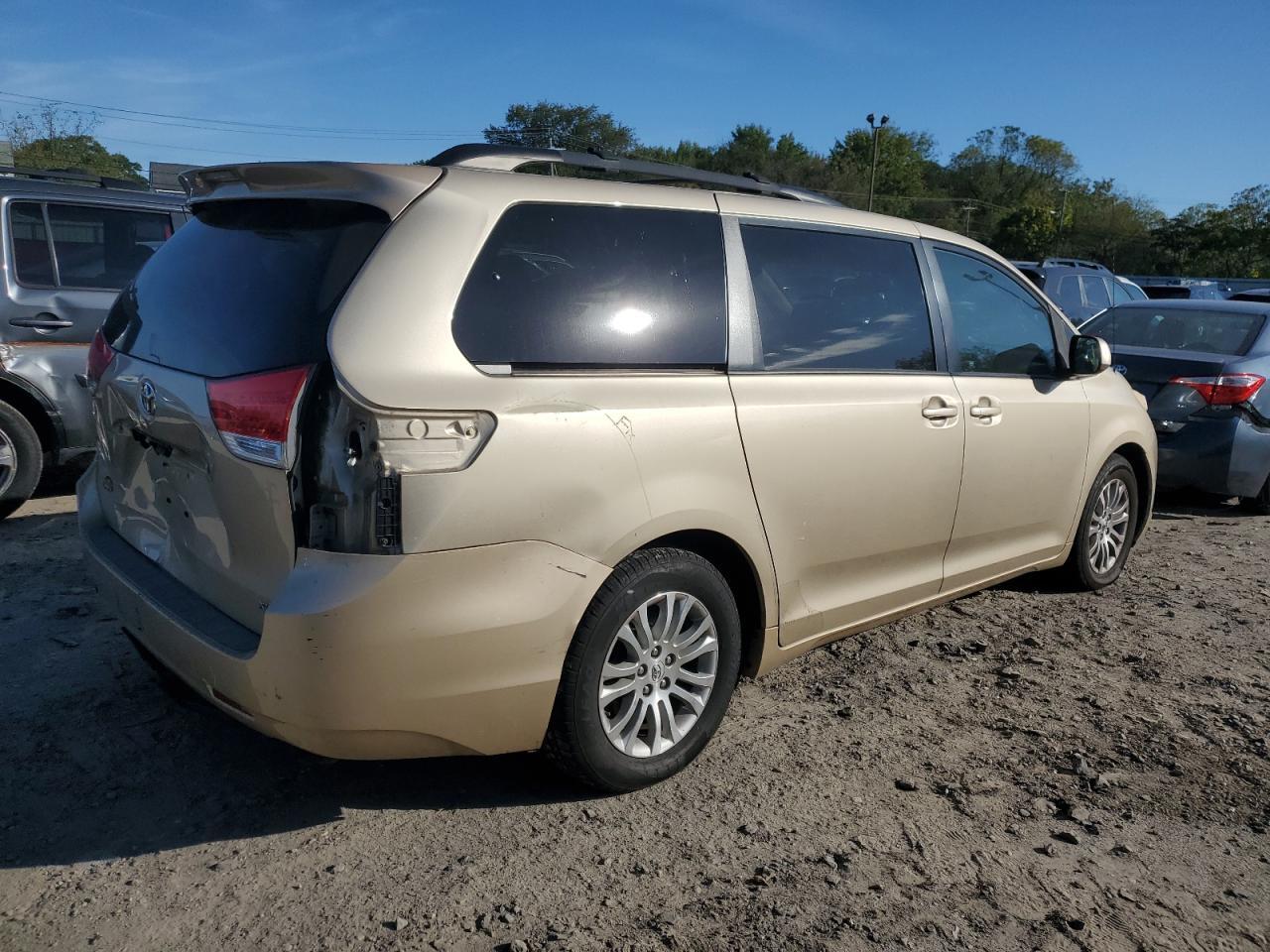 2011 TOYOTA SIENNA