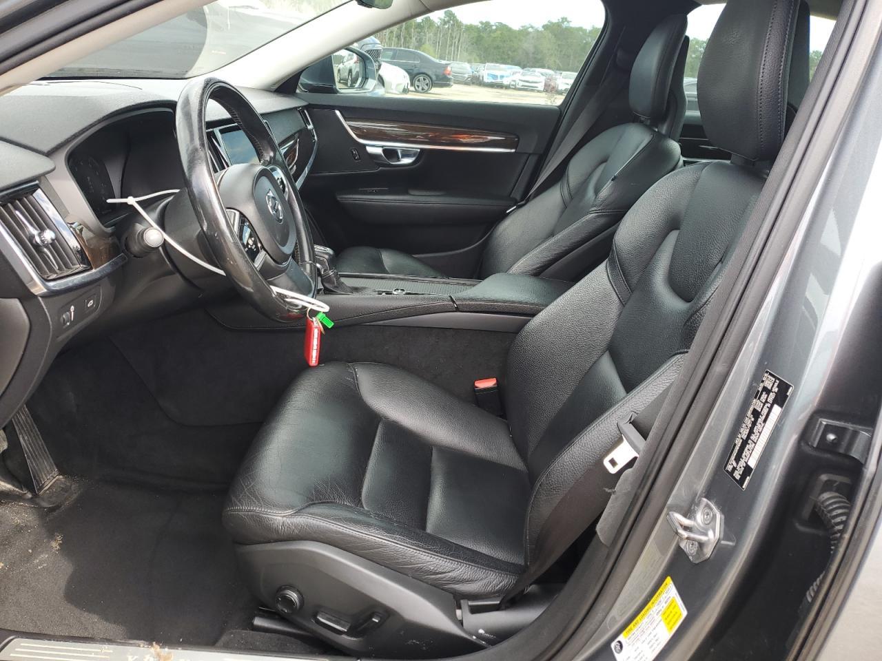 2017 VOLVO S90
