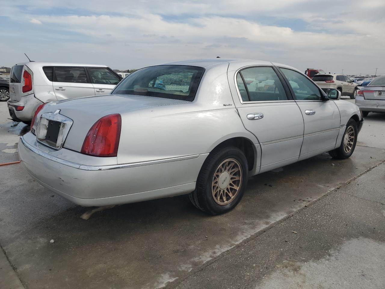 2000 LINCOLN Town Car