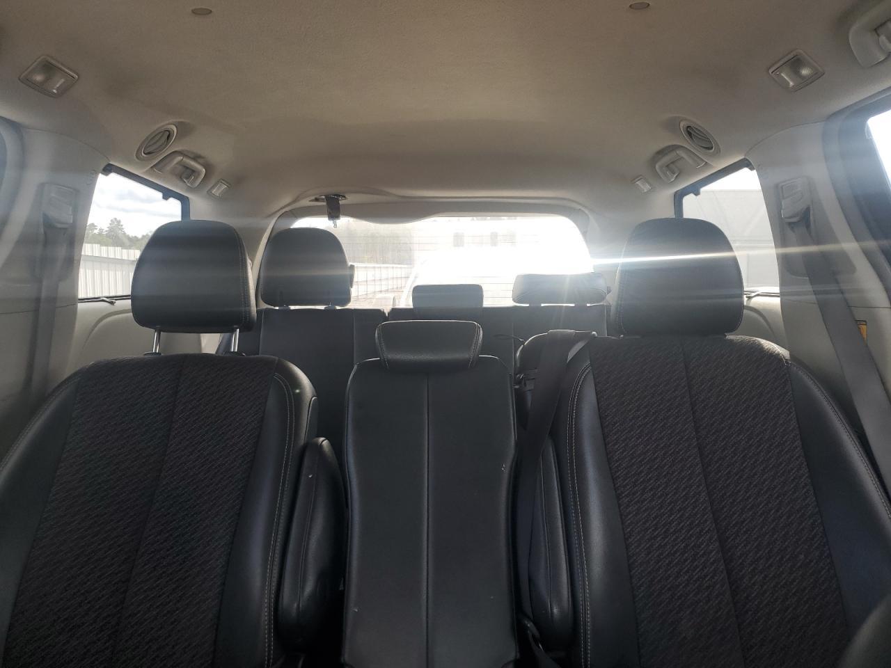 2011 TOYOTA SIENNA