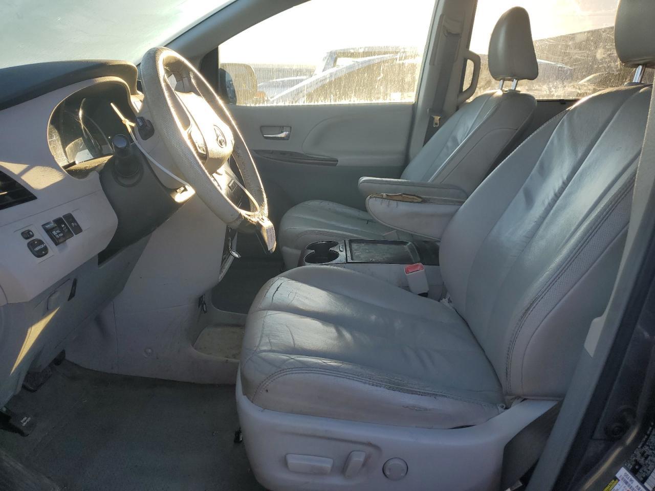 2011 TOYOTA SIENNA