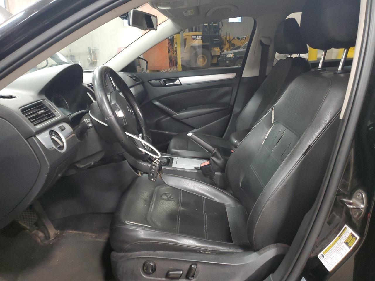 2012 VOLKSWAGEN Passat