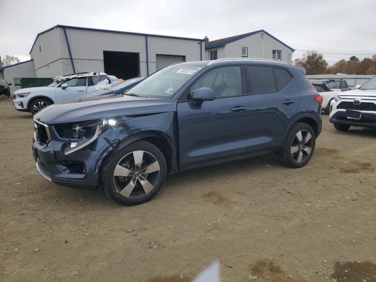 2022 VOLVO XC40