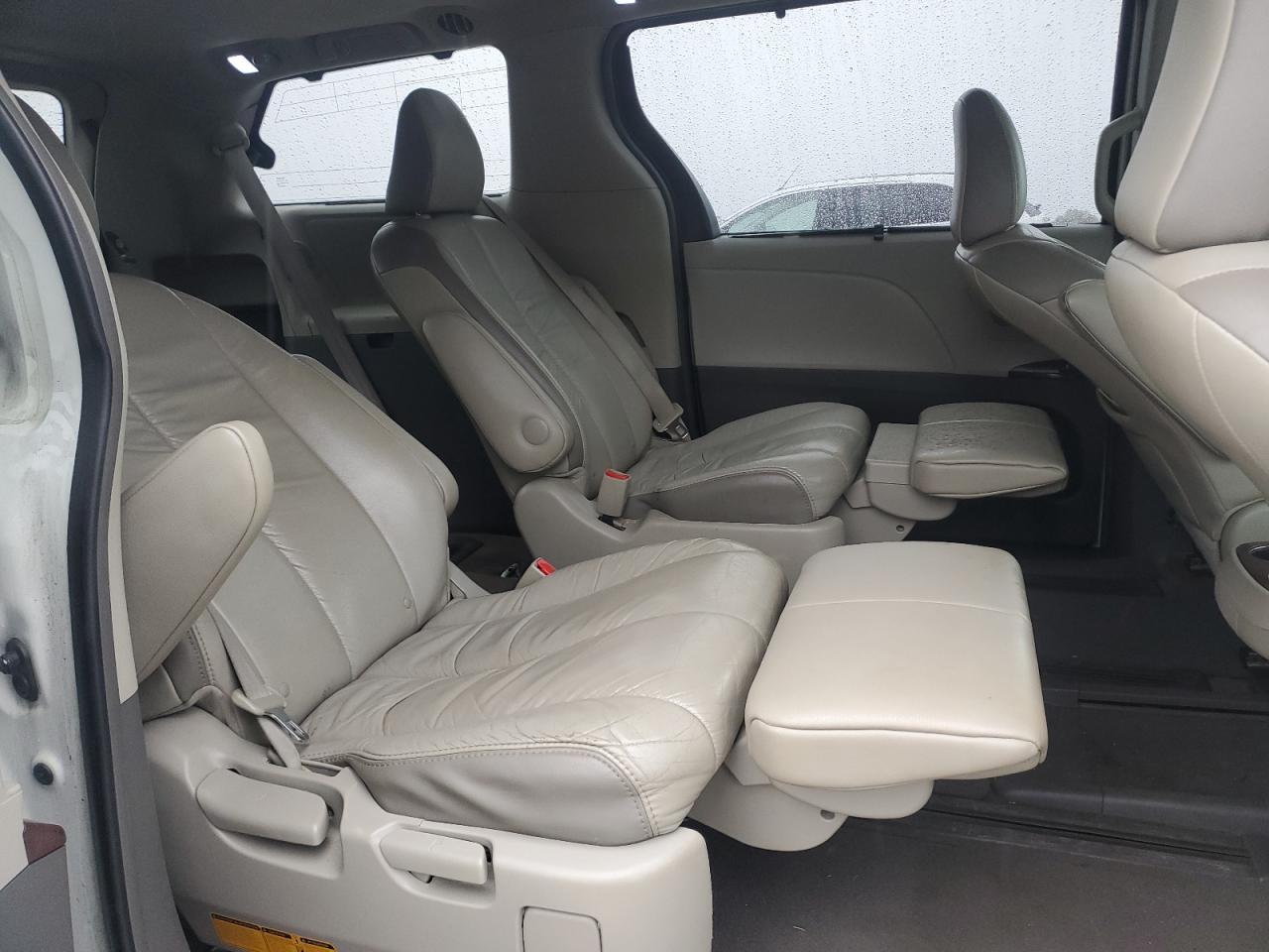 2011 TOYOTA SIENNA