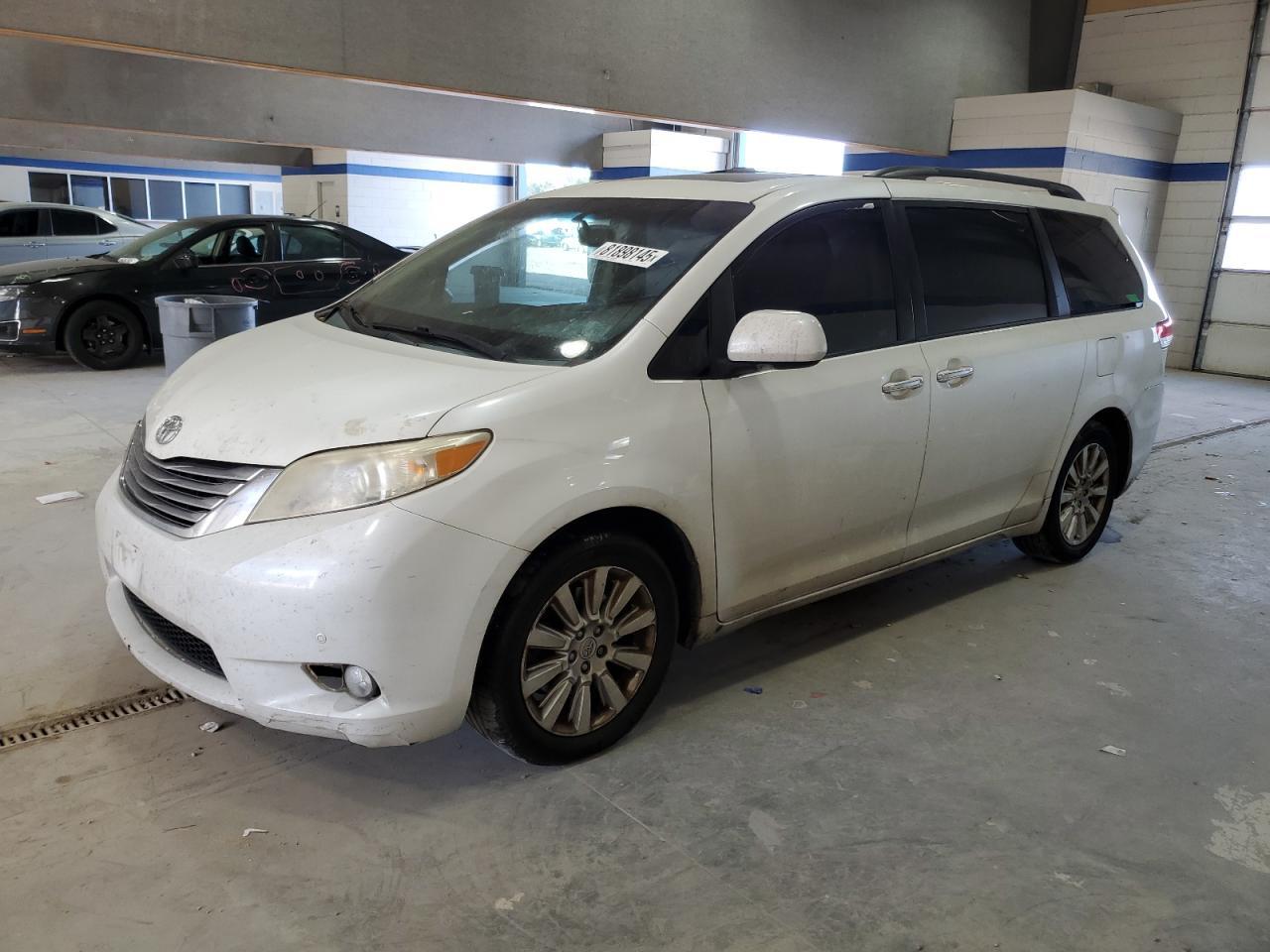 2011 TOYOTA SIENNA