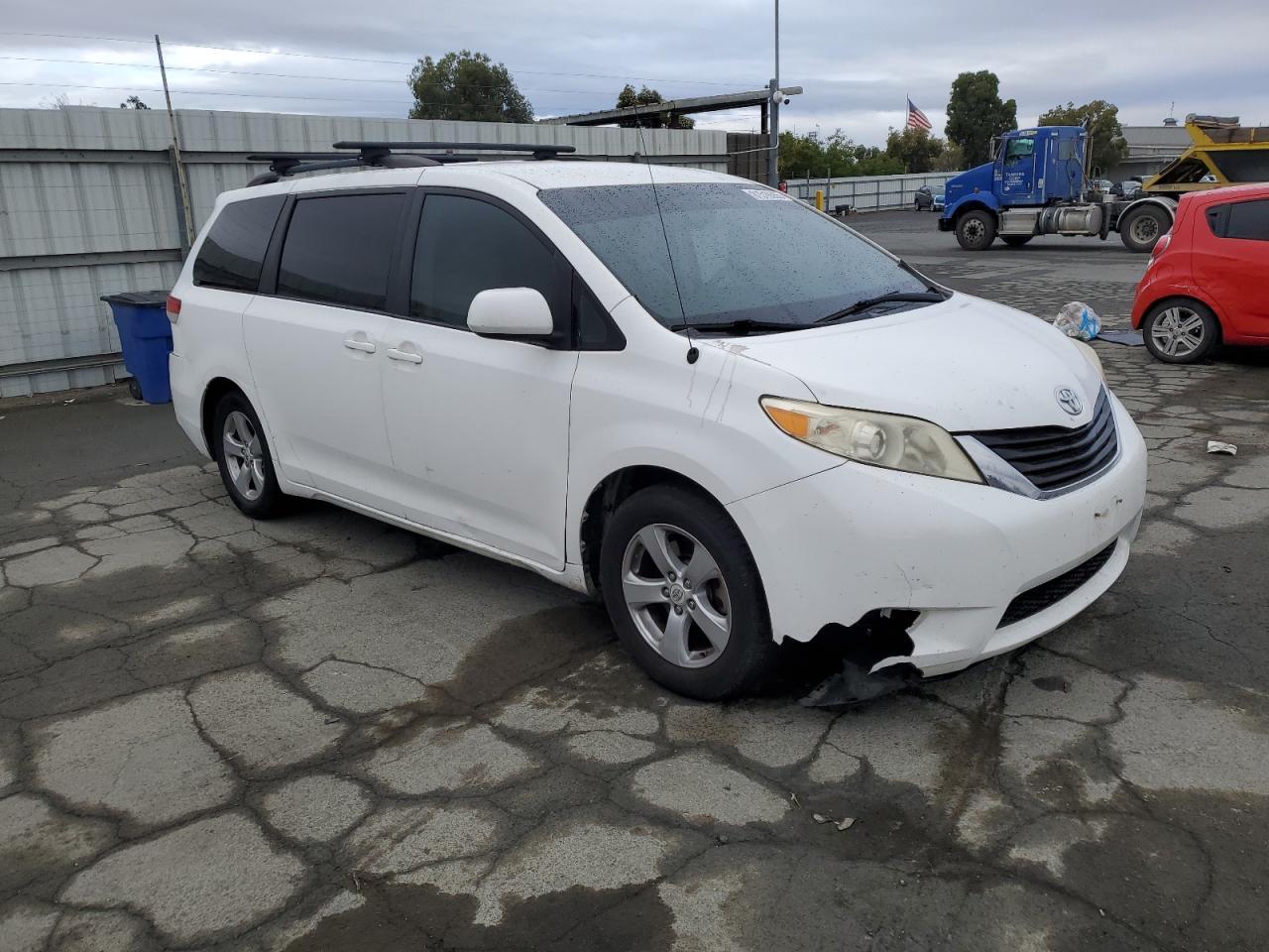2011 TOYOTA SIENNA
