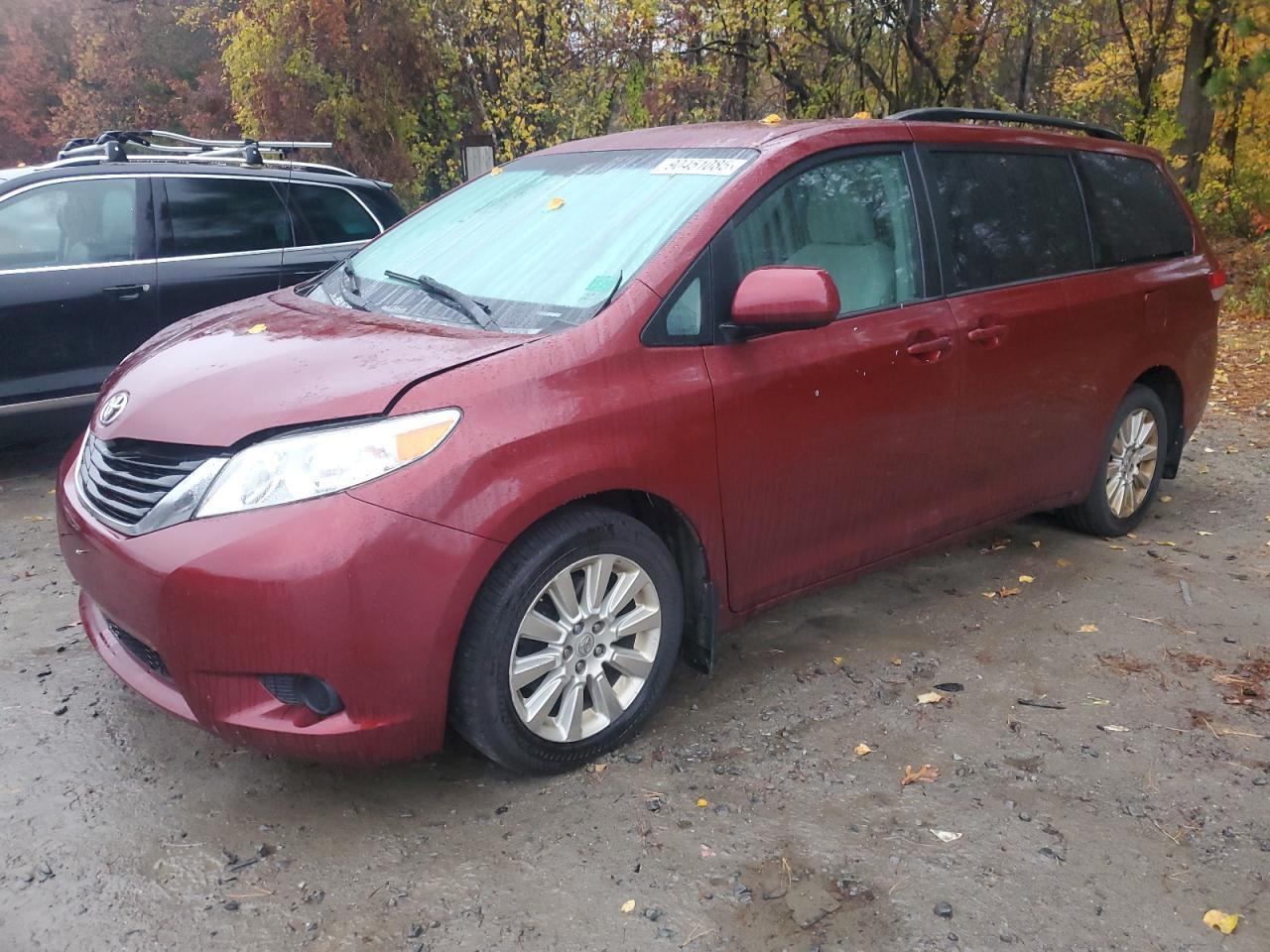 2013 TOYOTA SIENNA
