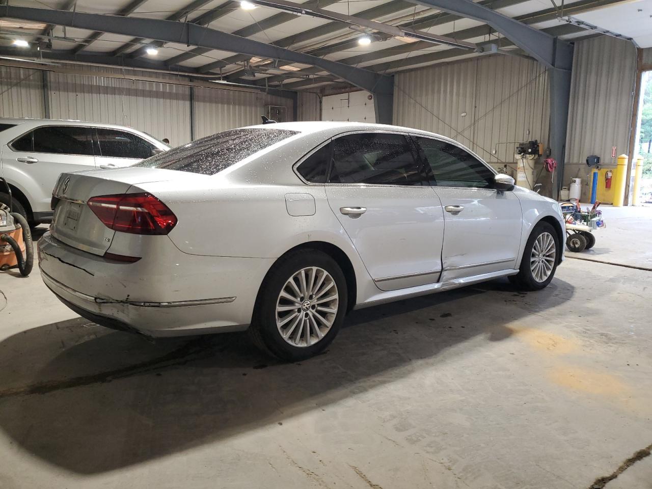 2017 VOLKSWAGEN Passat