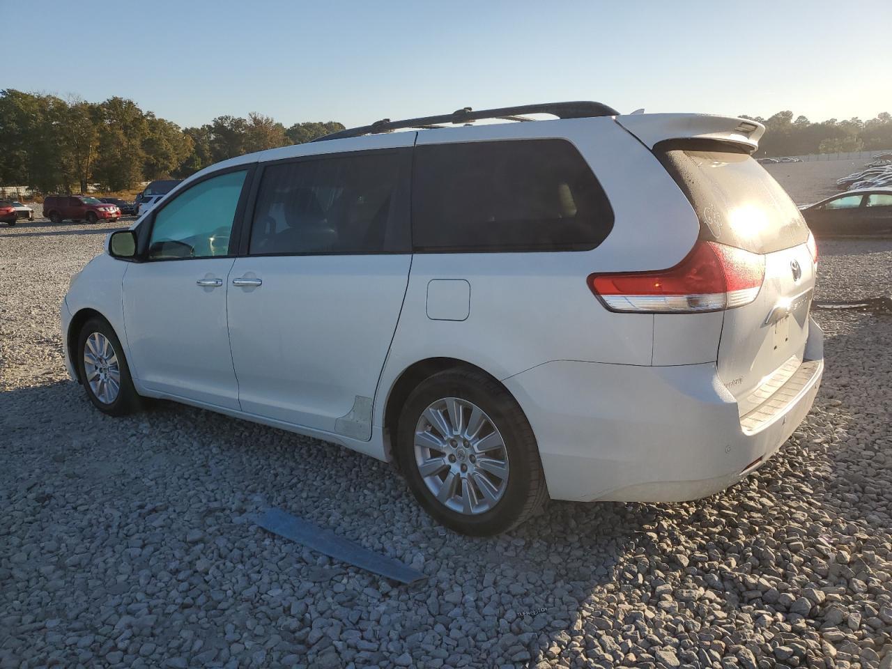 2011 TOYOTA SIENNA