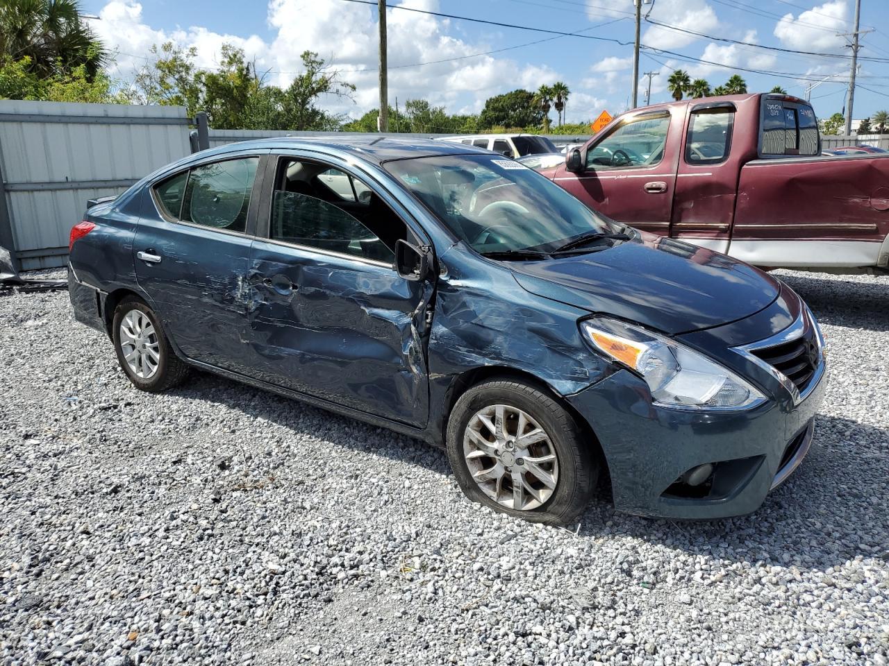 2017 NISSAN VERSA