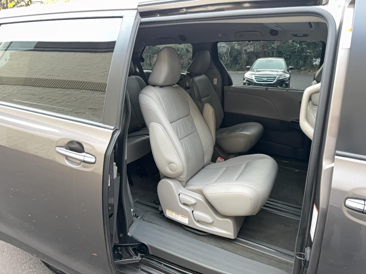 2016 TOYOTA SIENNA