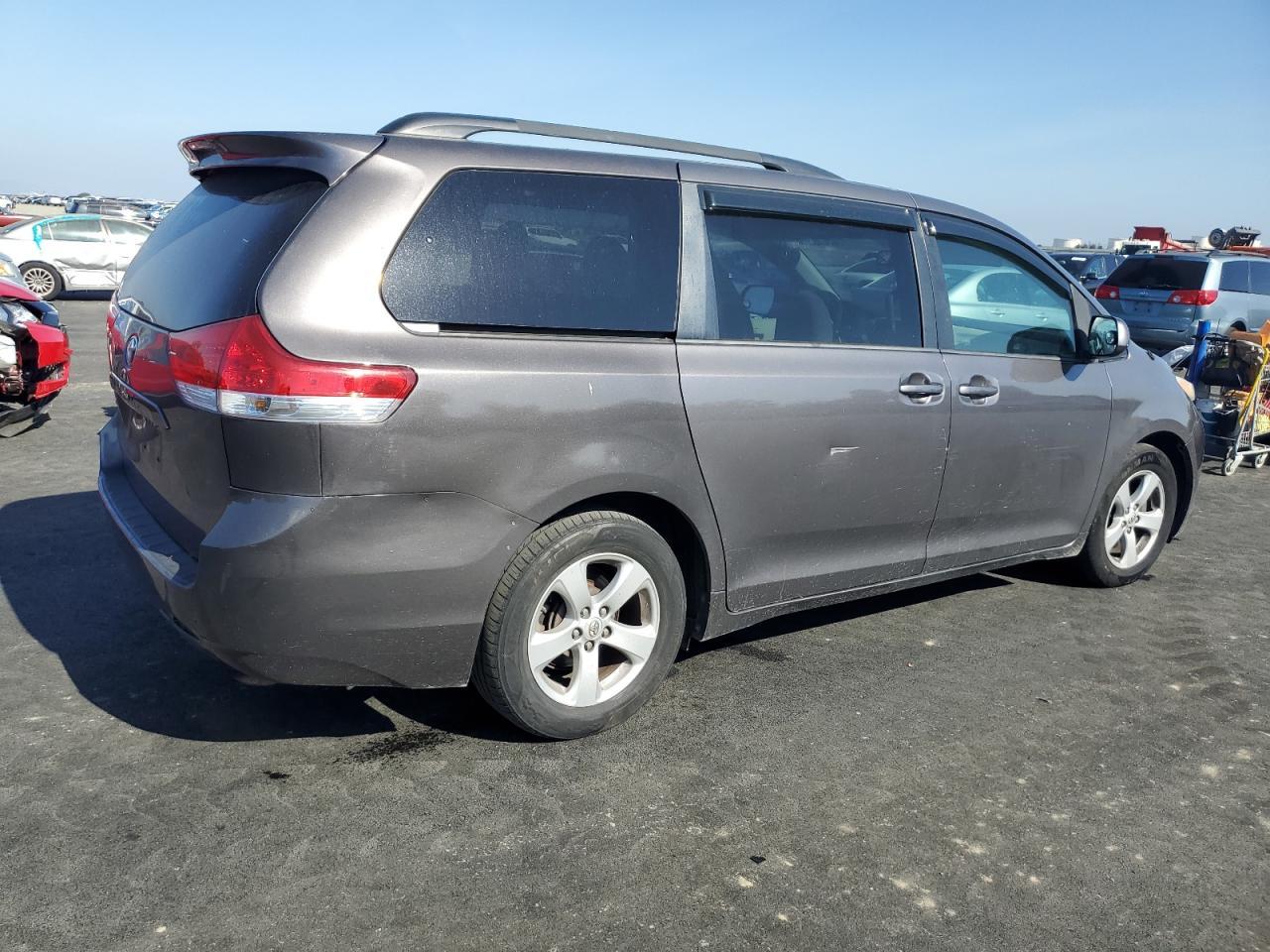 2011 TOYOTA SIENNA