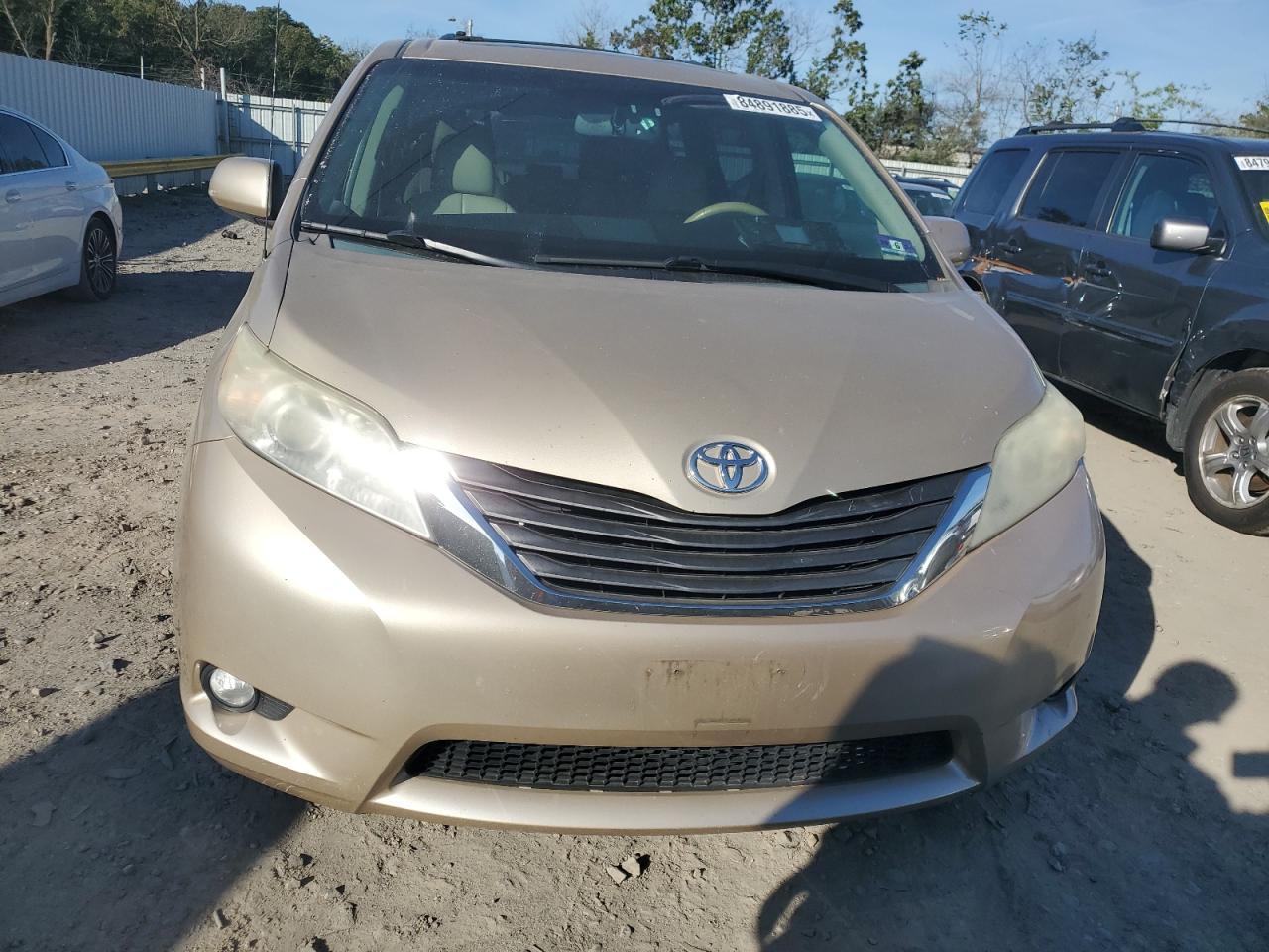 2011 TOYOTA SIENNA