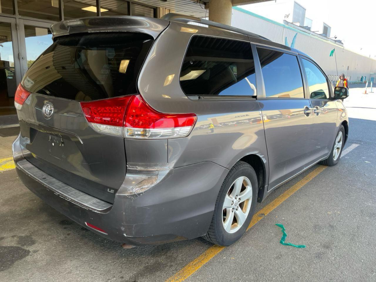 2011 TOYOTA SIENNA