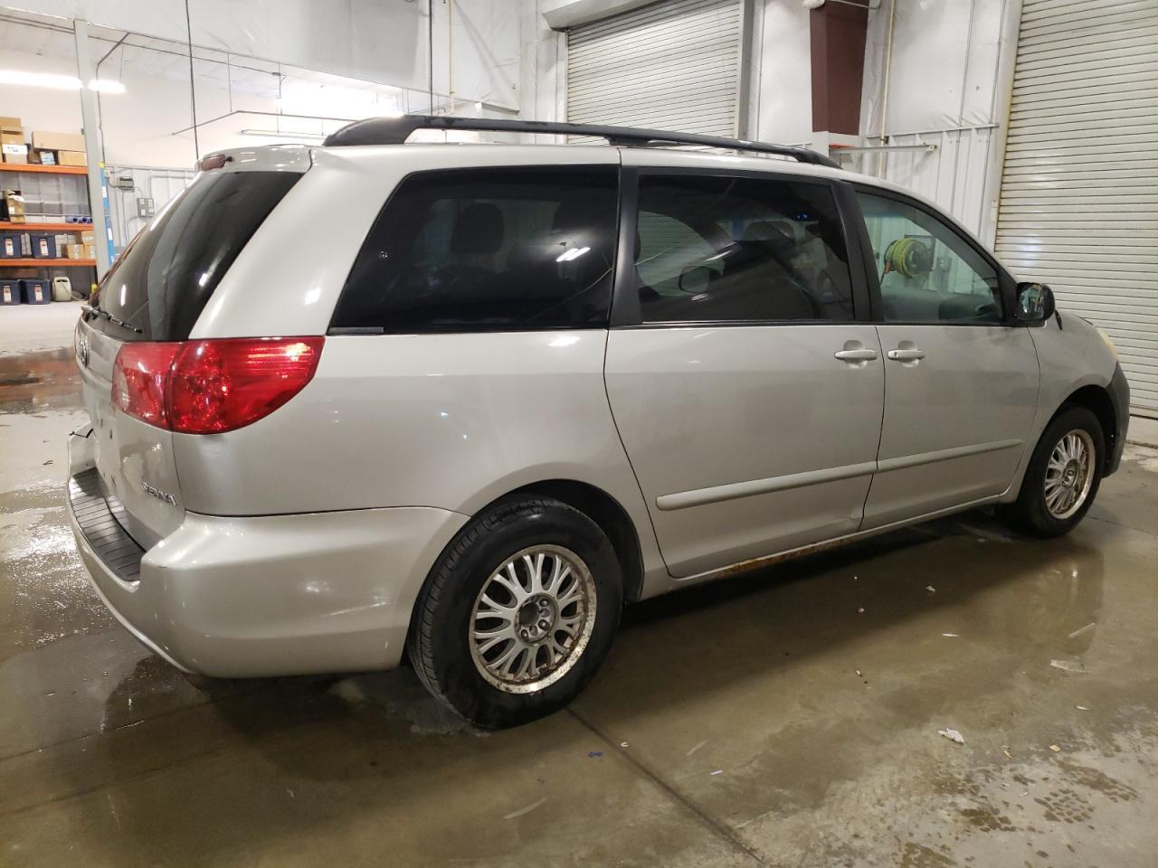 2009 TOYOTA SIENNA