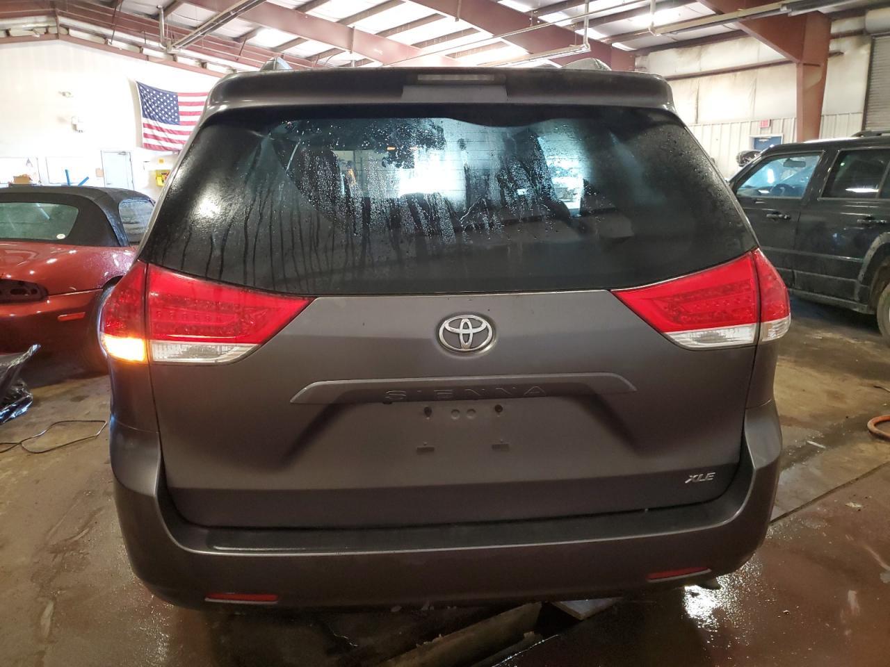 2012 TOYOTA SIENNA