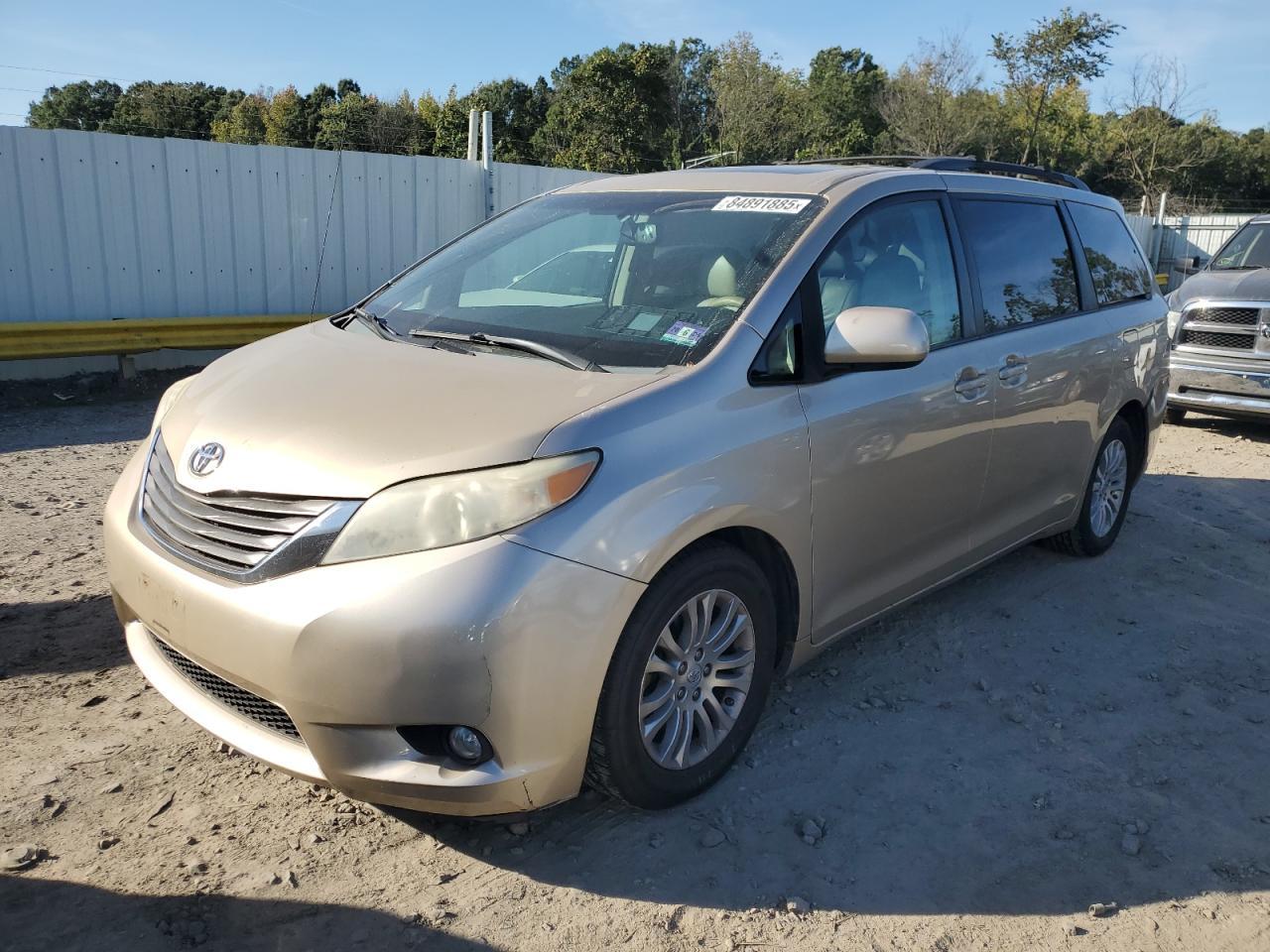 2011 TOYOTA SIENNA