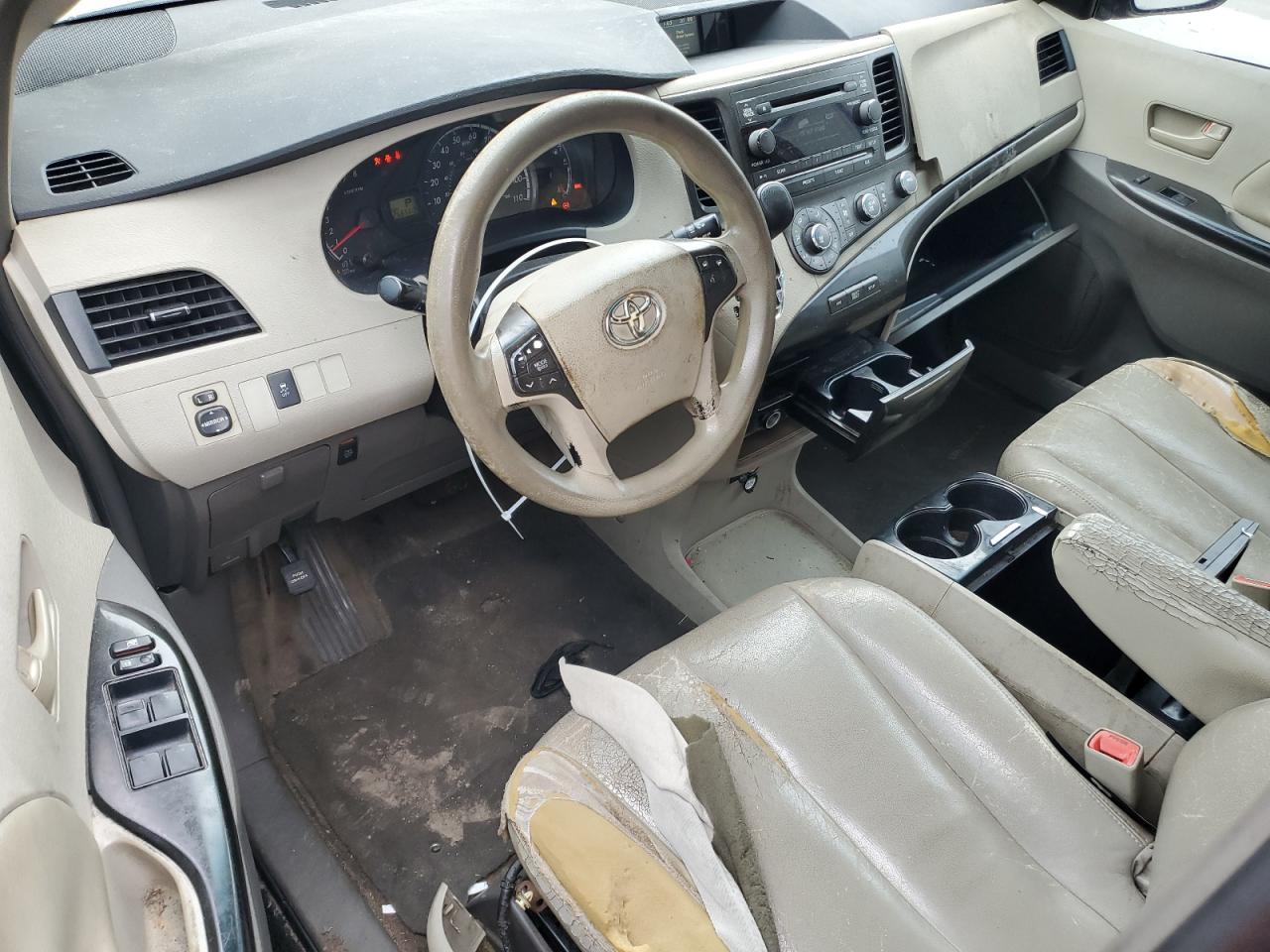 2011 TOYOTA SIENNA