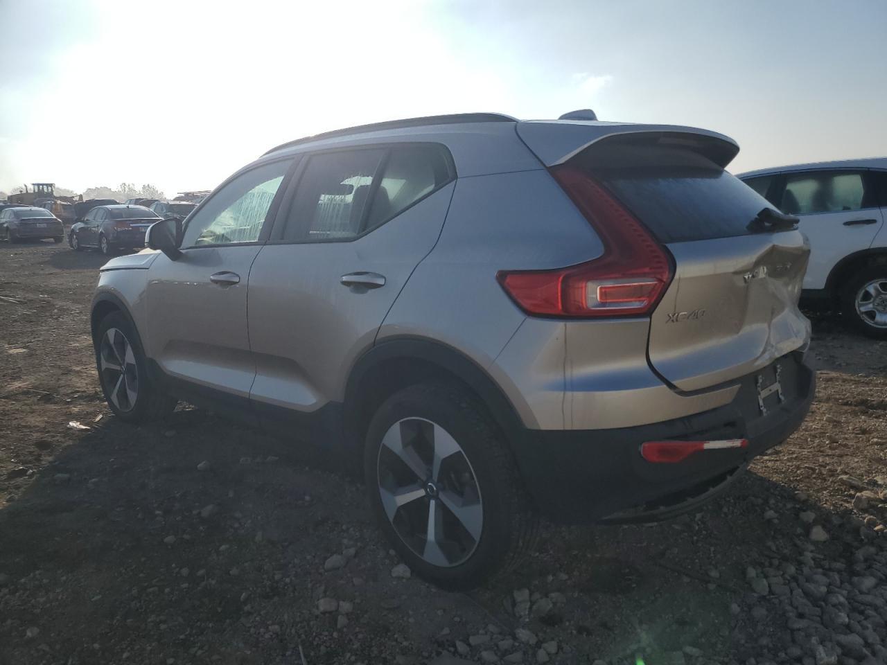 2024 VOLVO XC40