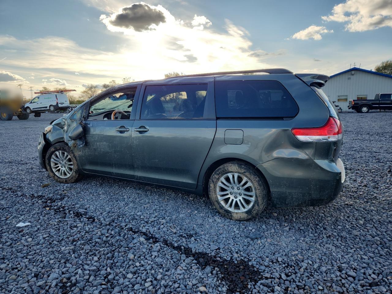 2012 TOYOTA SIENNA