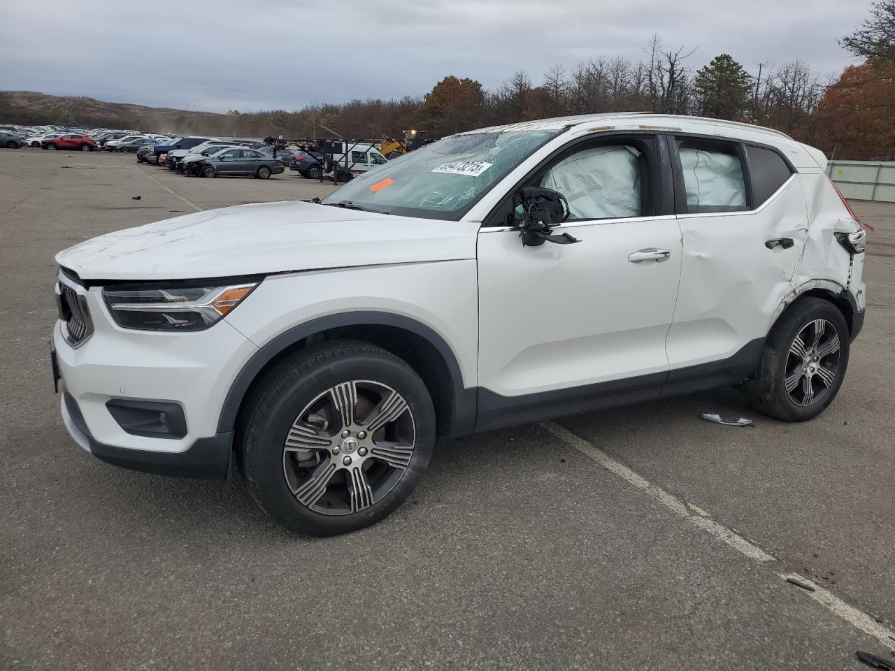 2021 VOLVO XC40