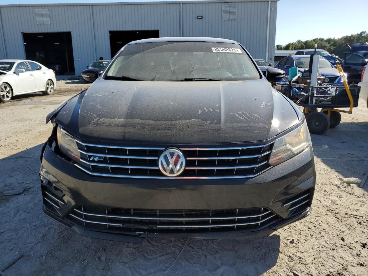 2017 VOLKSWAGEN Passat