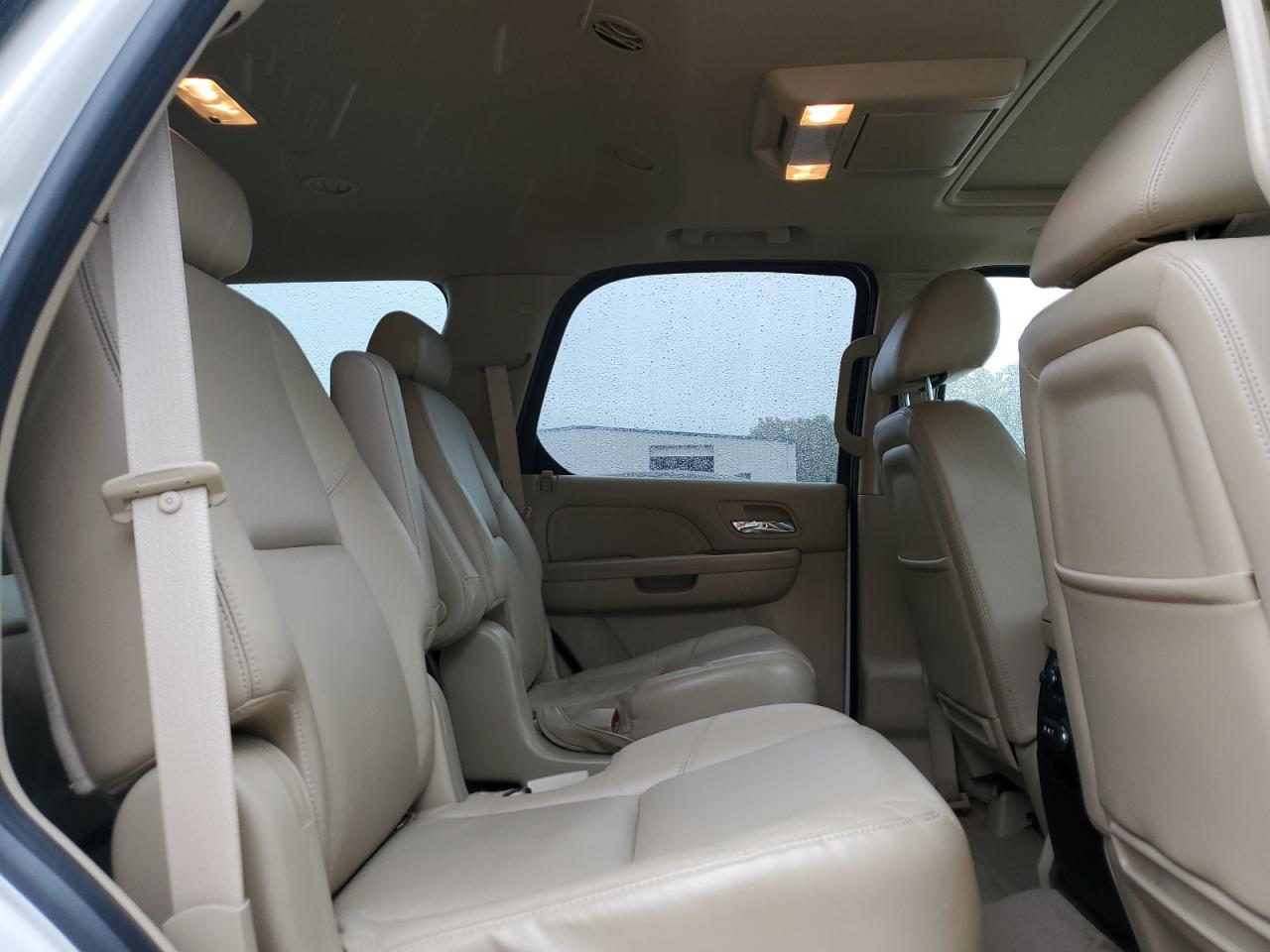2010 CADILLAC ESCALADE