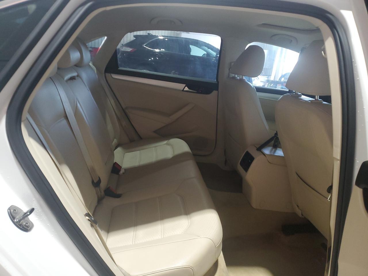 2013 VOLKSWAGEN Passat