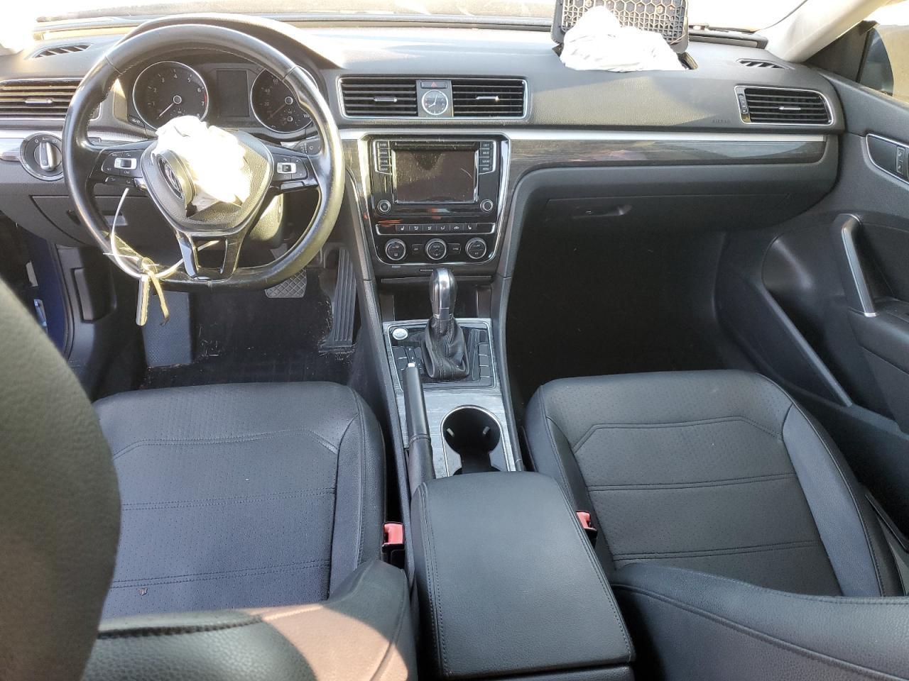 2017 VOLKSWAGEN Passat