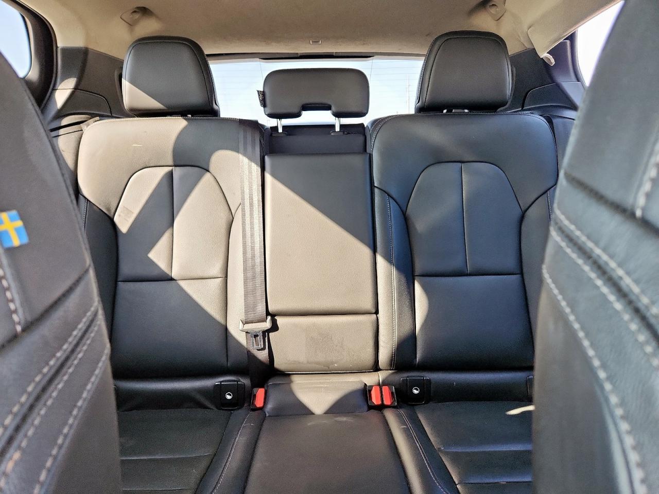2021 VOLVO XC40