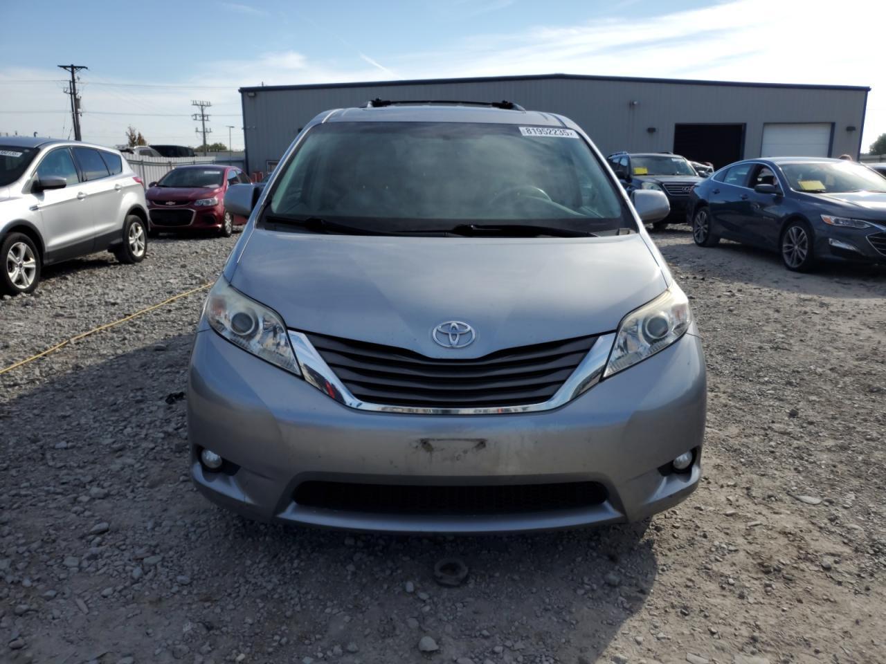 2011 TOYOTA SIENNA