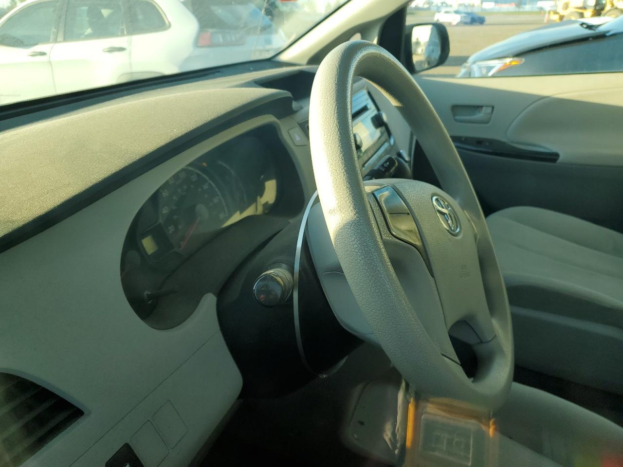 2011 TOYOTA SIENNA