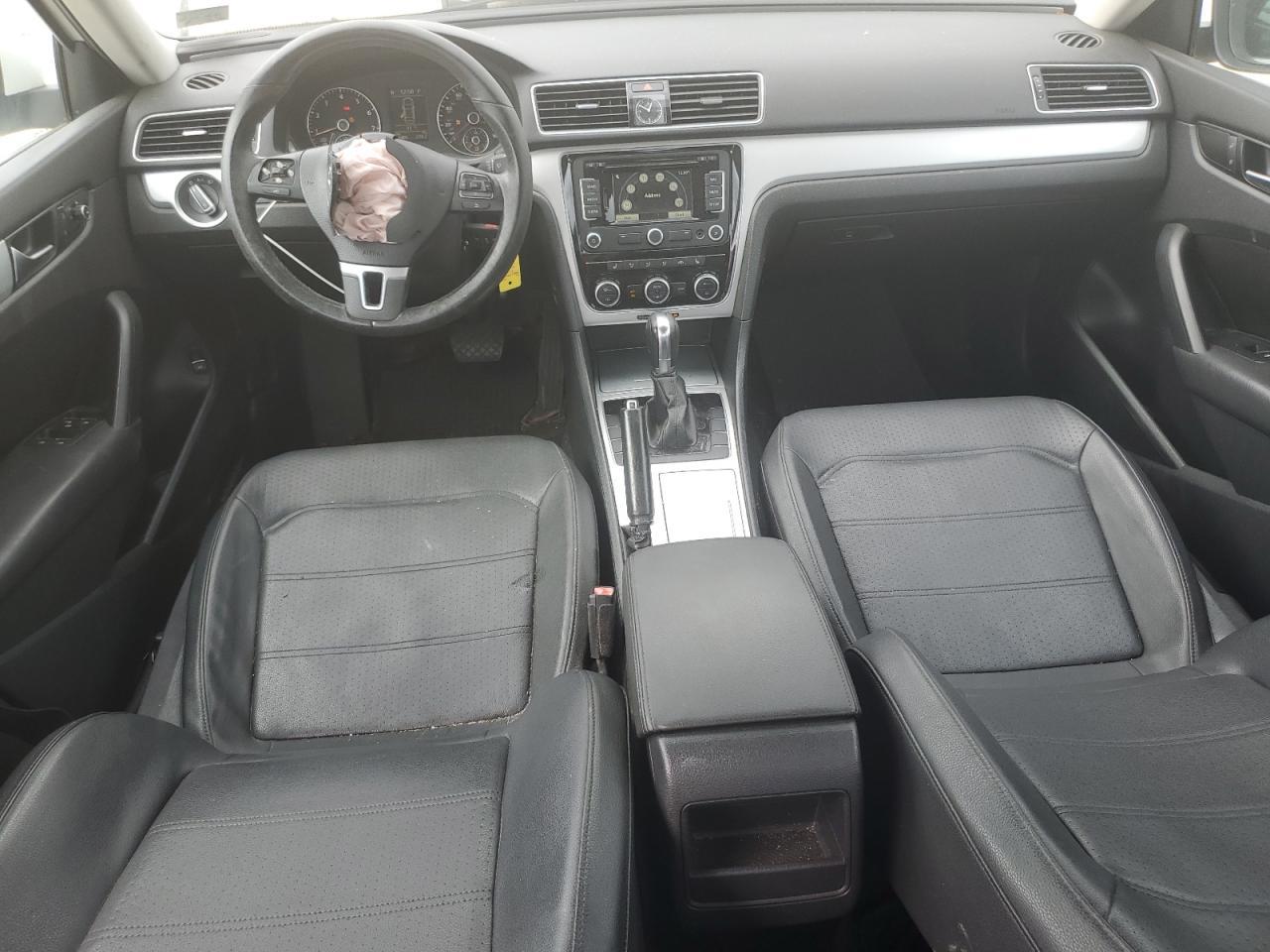 2012 VOLKSWAGEN Passat