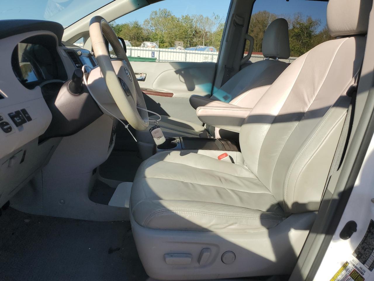 2011 TOYOTA SIENNA
