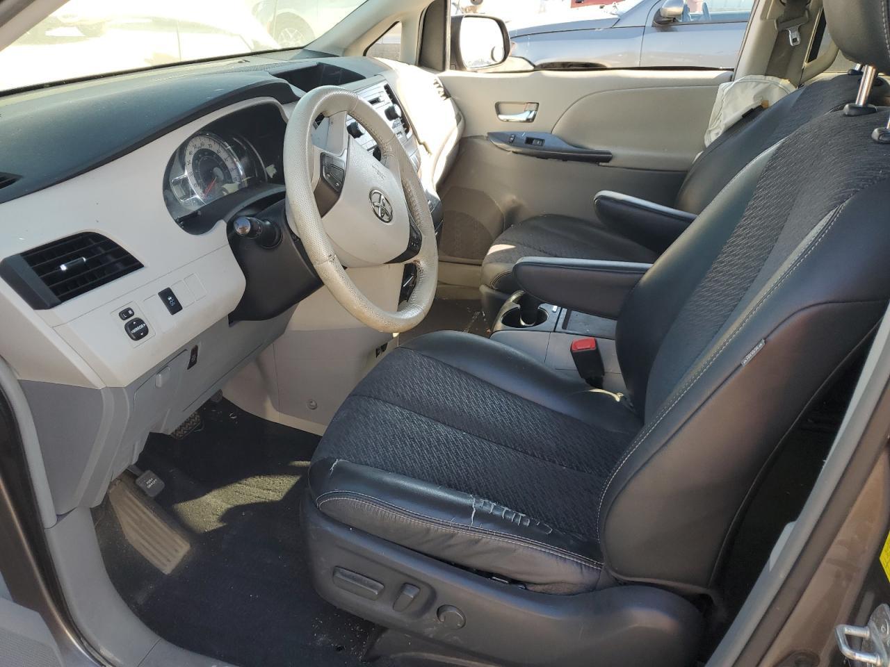 2011 TOYOTA SIENNA